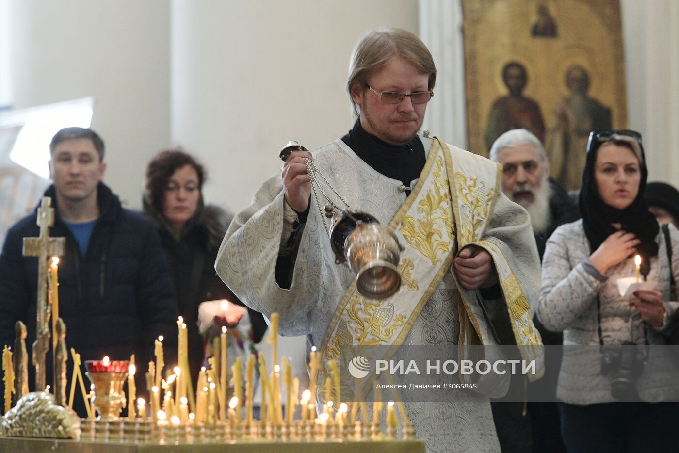 Панихида по жертвам взрыва в метро в Троице-Измайловском соборе Петербурга