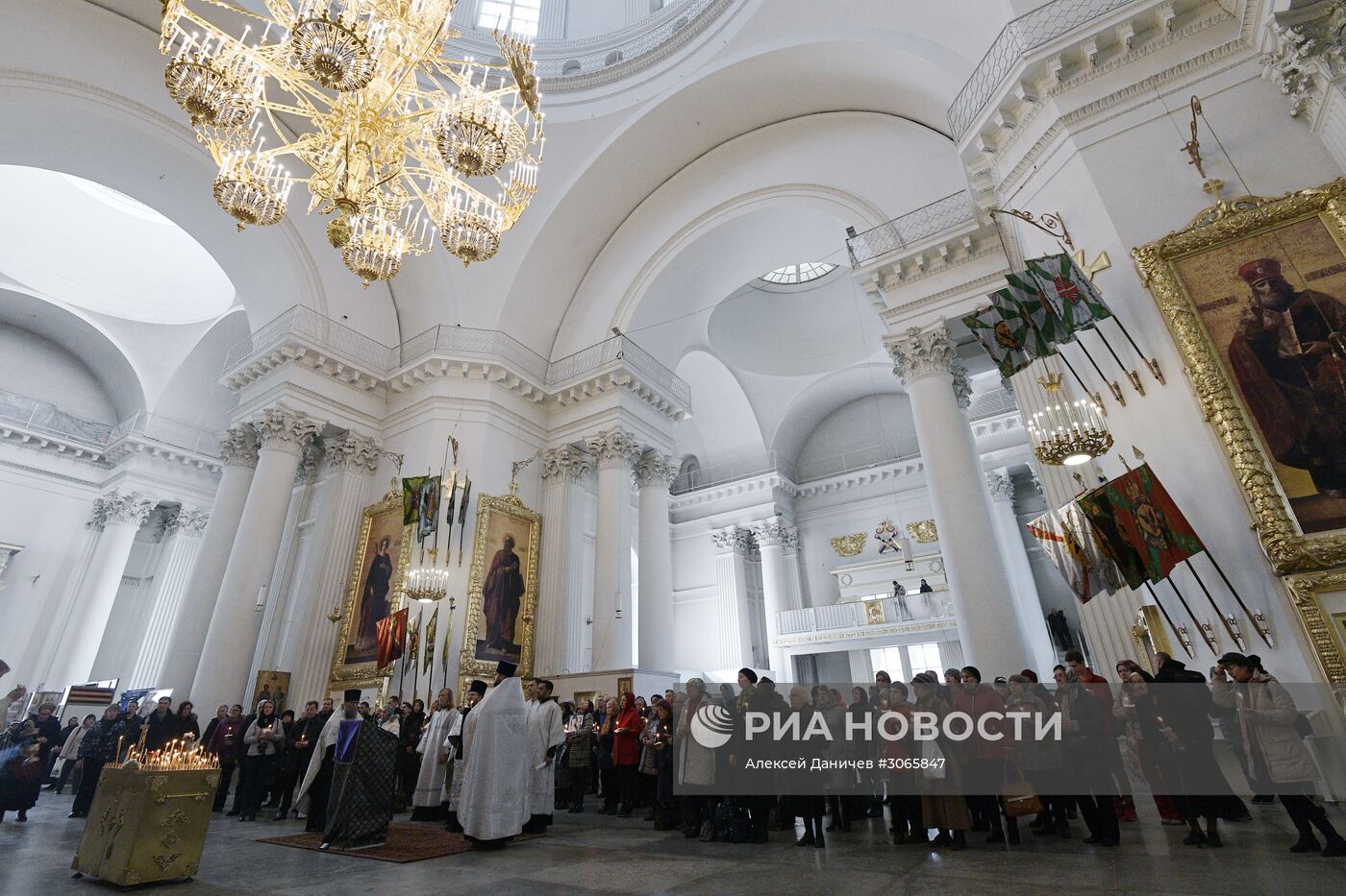 Панихида по жертвам взрыва в метро в Троице-Измайловском соборе Петербурга
