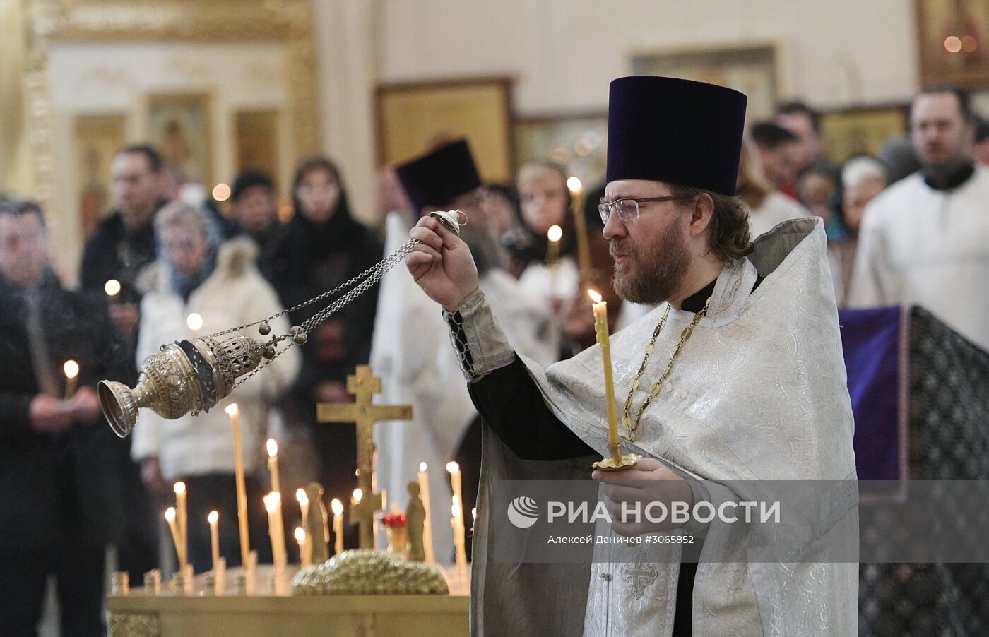 Панихида по жертвам взрыва в метро в Троице-Измайловском соборе Петербурга