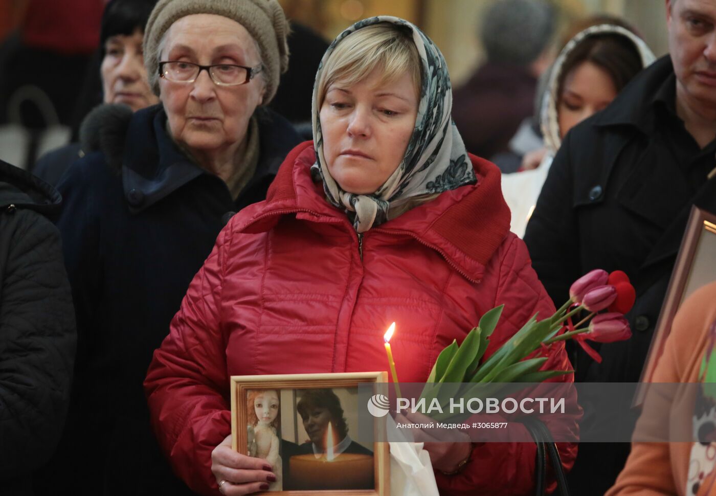 Панихида по жертвам взрыва в метро в Троице-Измайловском соборе Петербурга