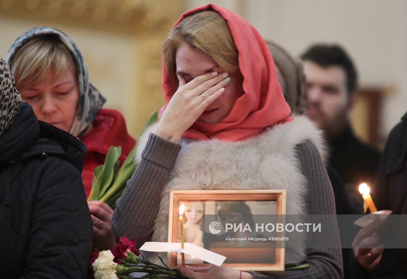 Панихида по жертвам взрыва в метро в Троице-Измайловском соборе Петербурга