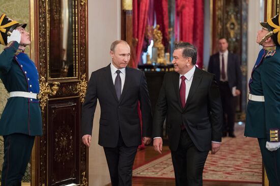 Президент РФ В. Путин встретился с президентом Узбекистана Ш. Мирзиеевым