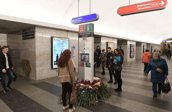Возложение цветов у станции метро "Технологический институт"