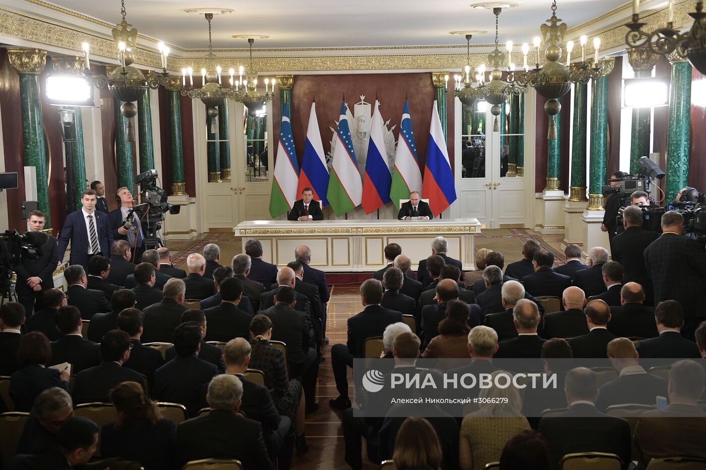 Президент РФ В. Путин встретился с президентом Узбекистана Ш. Мирзиеевым
