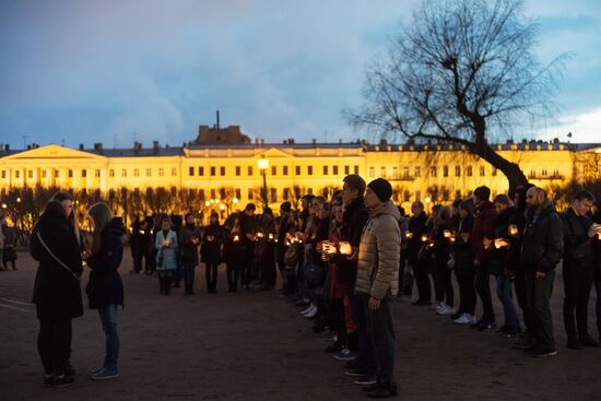 Жители Петербурга выстроились в фигуру "14:40" в память о погибших в метро