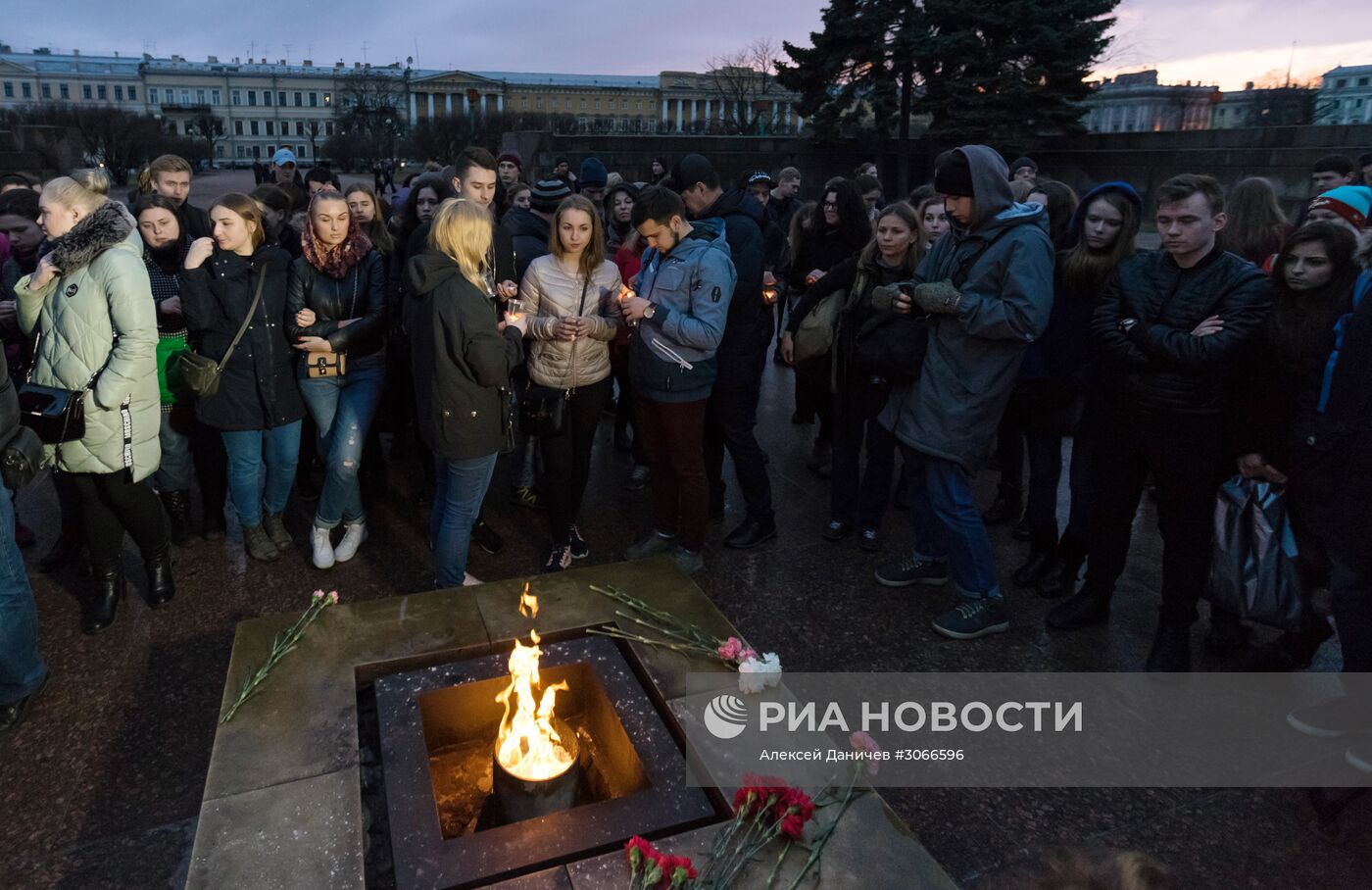 Жители Петербурга выстроились в фигуру "14:40" в память о погибших в метро