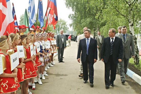 Б.Громов, В.Прох на открытии вокзала в Дубне