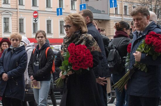 Председатель Совета Федерации РФ В. Матвиенко возложила цветы у станции метро "Технологический институт"