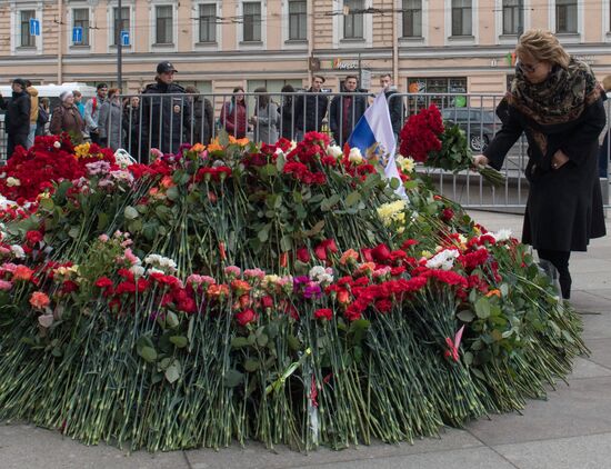 Председатель Совета Федерации РФ В. Матвиенко возложила цветы у станции метро "Технологический институт"