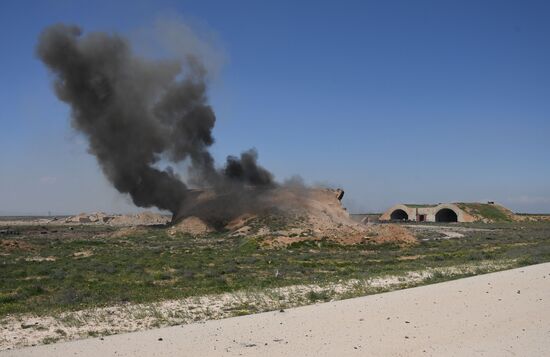Последствия ракетного удара США по авиабазе "Шайрат" в Сирии