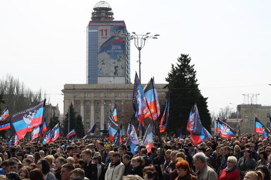 Митинг в честь годовщины провозглашения ДНР в Донецке