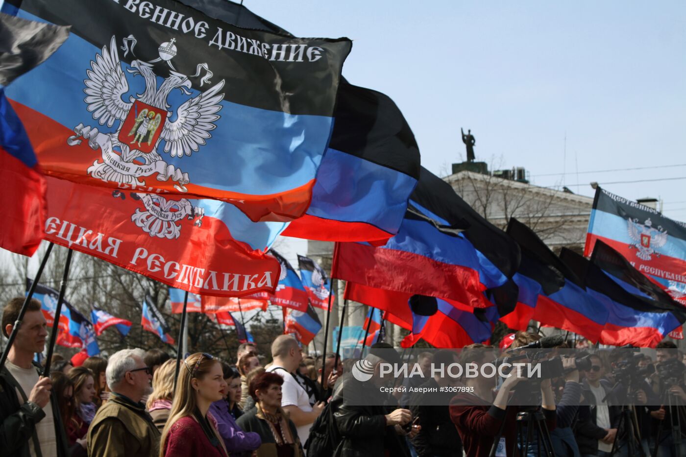 Митинг в честь годовщины провозглашения ДНР в Донецке