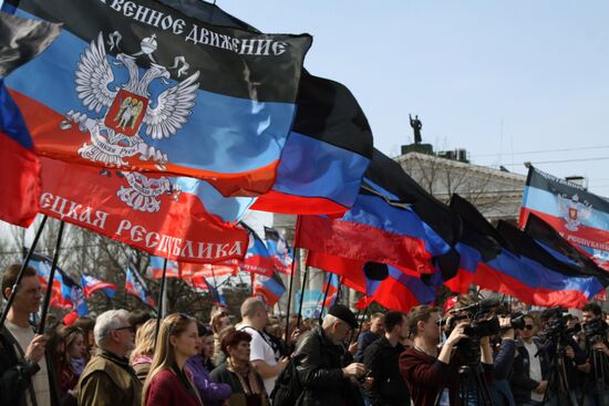 Митинг в честь годовщины провозглашения ДНР в Донецке