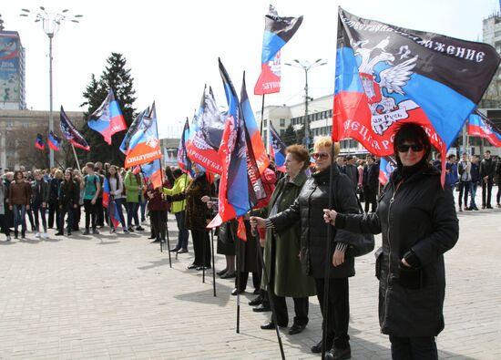 Митинг в честь годовщины провозглашения ДНР в Донецке
