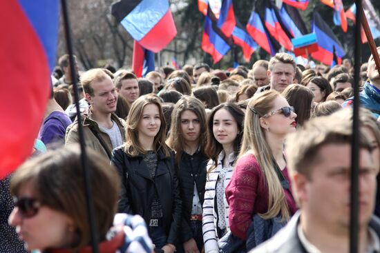 Митинг в честь годовщины провозглашения ДНР в Донецке