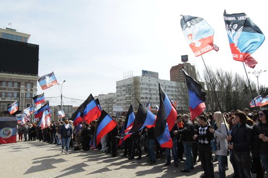 Митинг в честь годовщины провозглашения ДНР в Донецке