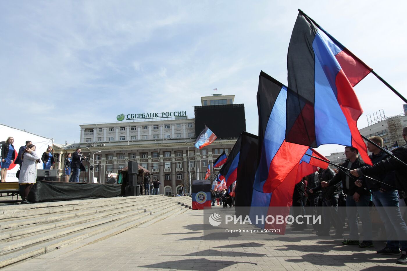 Митинг в честь годовщины провозглашения ДНР в Донецке