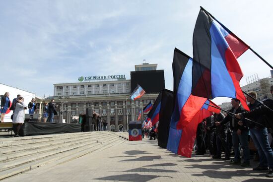 Митинг в честь годовщины провозглашения ДНР в Донецке