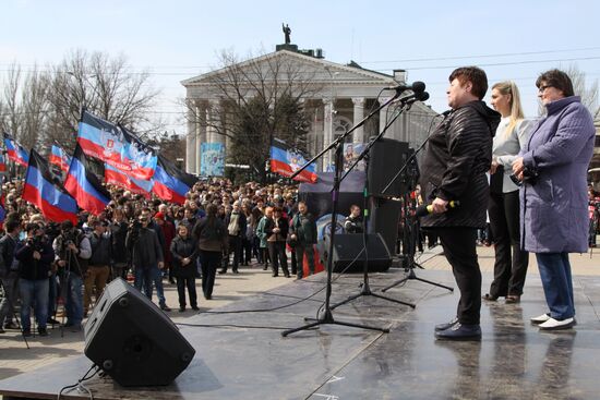 Митинг в честь годовщины провозглашения ДНР в Донецке