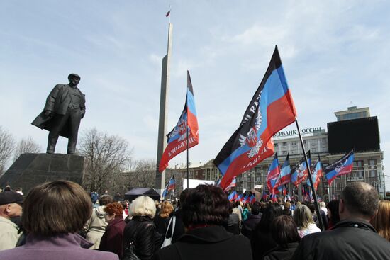 Митинг в честь годовщины провозглашения ДНР в Донецке