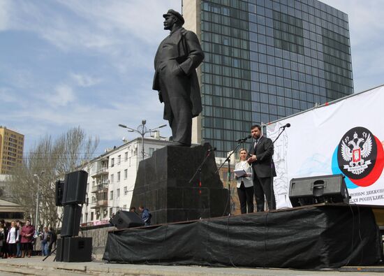 Митинг в честь годовщины провозглашения ДНР в Донецке