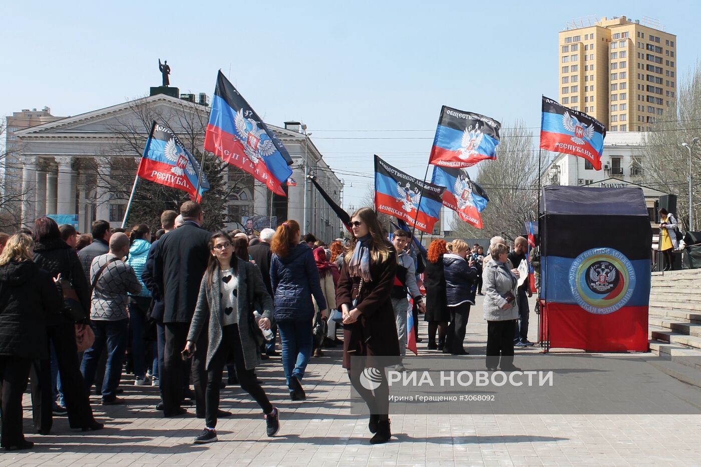 Митинг в честь годовщины провозглашения ДНР в Донецке