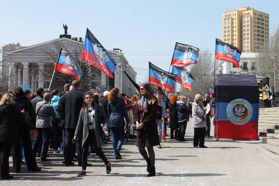 Митинг в честь годовщины провозглашения ДНР в Донецке