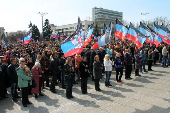 Митинг в честь годовщины провозглашения ДНР в Донецке