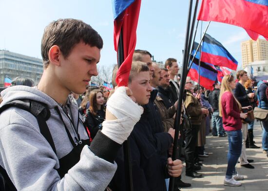 Митинг в честь годовщины провозглашения ДНР в Донецке