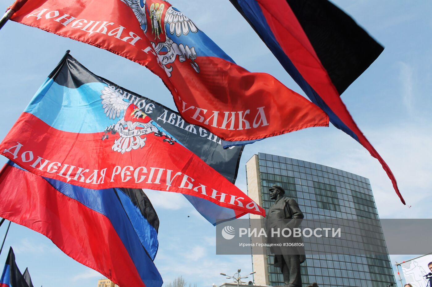 Митинг в честь годовщины провозглашения ДНР в Донецке