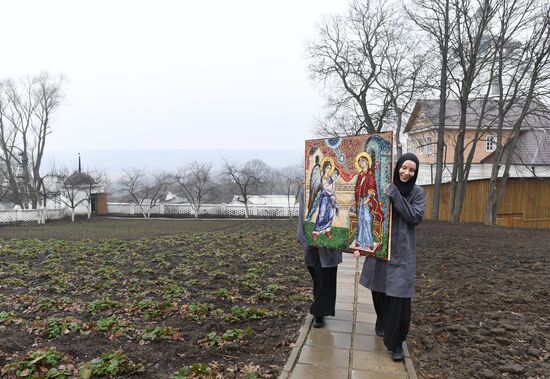 Выпечка куличей в монастыре в Калужской области