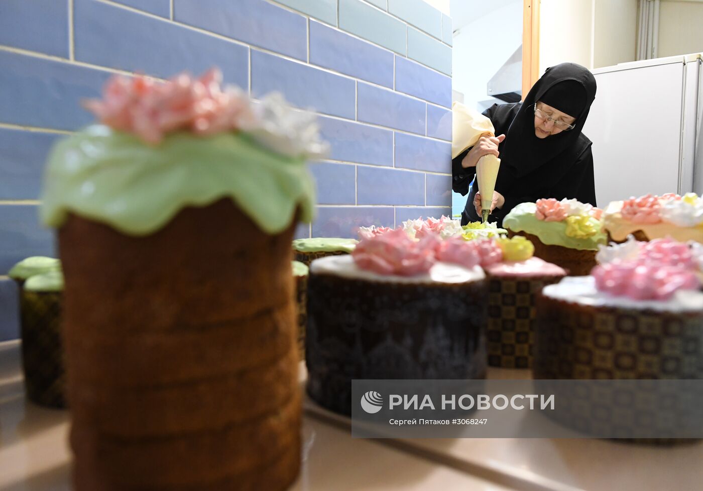 Выпечка куличей в монастыре в Калужской области | РИА Новости Медиабанк