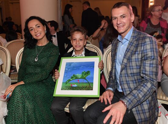 Ежегодный благотворительный детский бал цветов от фонда "Быть Вместе"