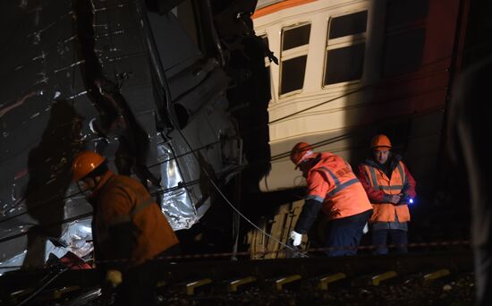 Столкновение пассажирского поезда и электрички на западе Москвы