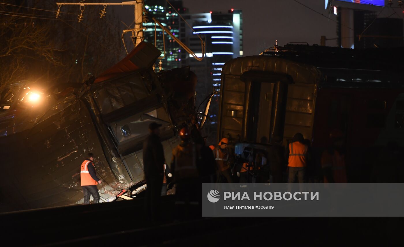 Столкновение пассажирского поезда и электрички на западе Москвы