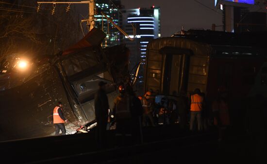 Столкновение пассажирского поезда и электрички на западе Москвы