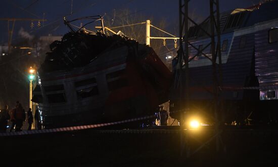 Столкновение пассажирского поезда и электрички на западе Москвы