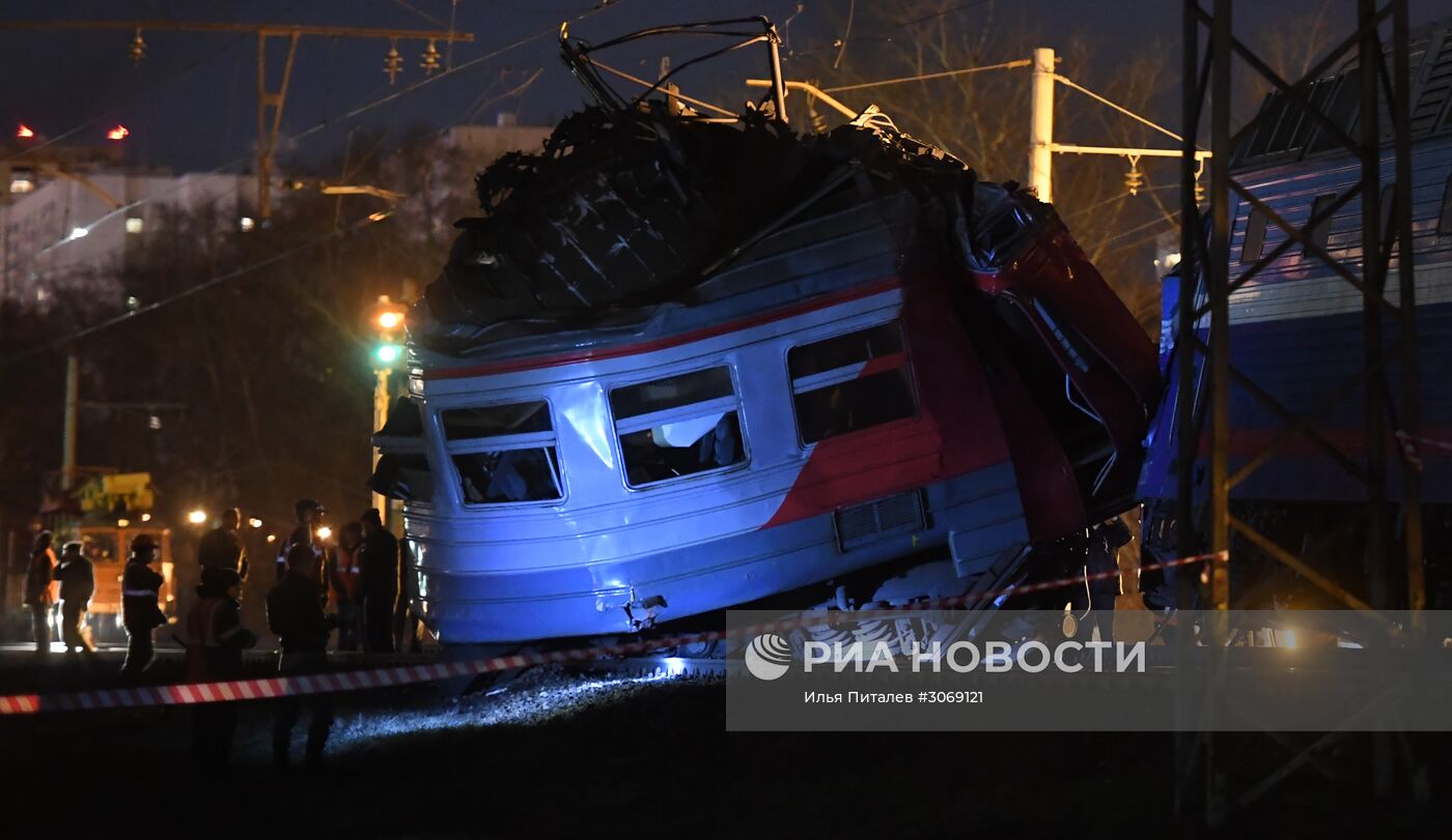 Столкновение пассажирского поезда и электрички на западе Москвы