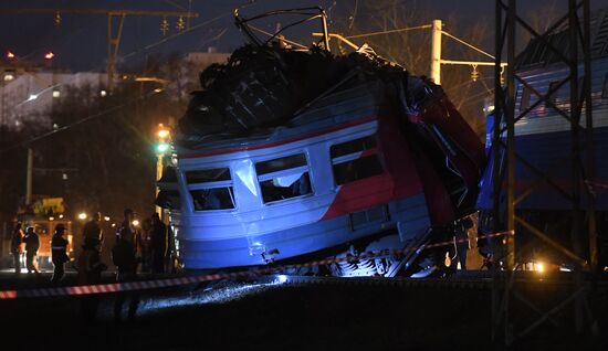 Столкновение пассажирского поезда и электрички на западе Москвы