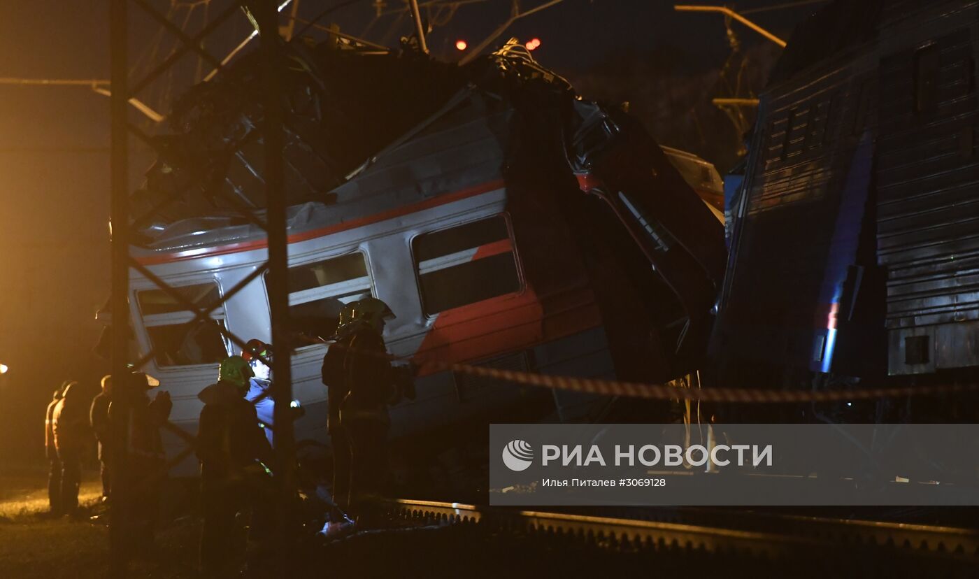 Столкновение пассажирского поезда и электрички на западе Москвы