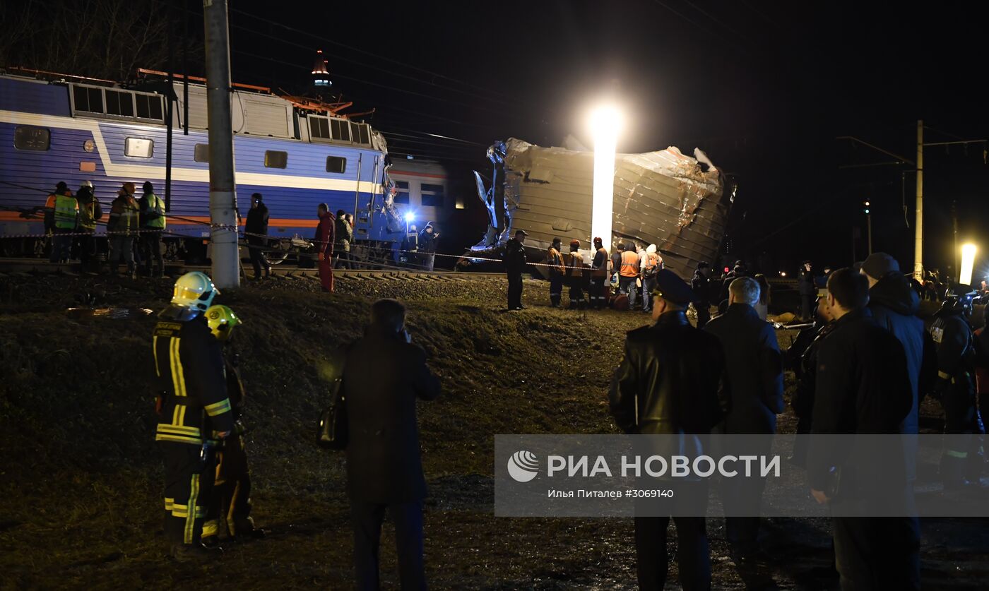 Столкновение пассажирского поезда и электрички на западе Москвы