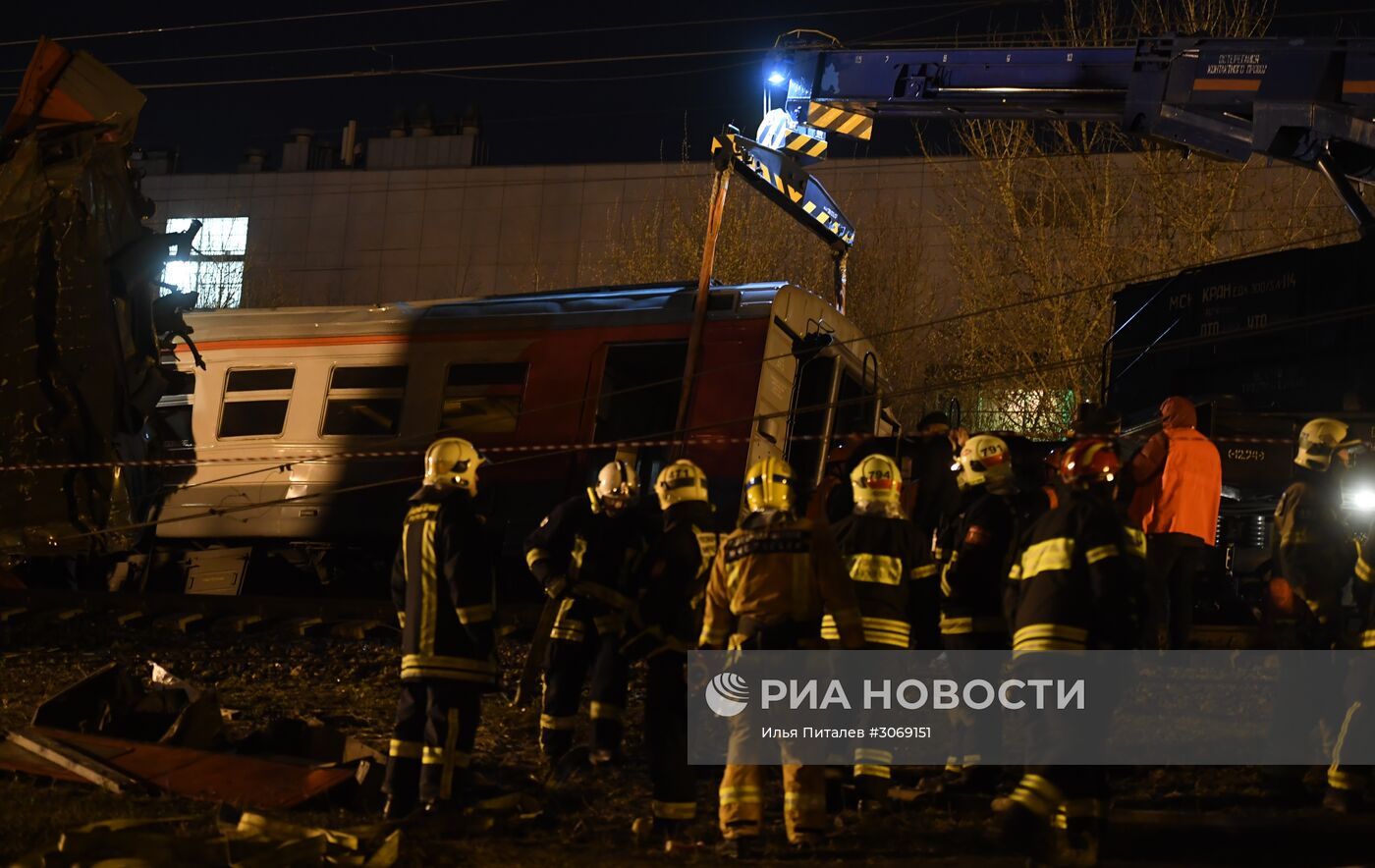 Столкновение пассажирского поезда и электрички на западе Москвы