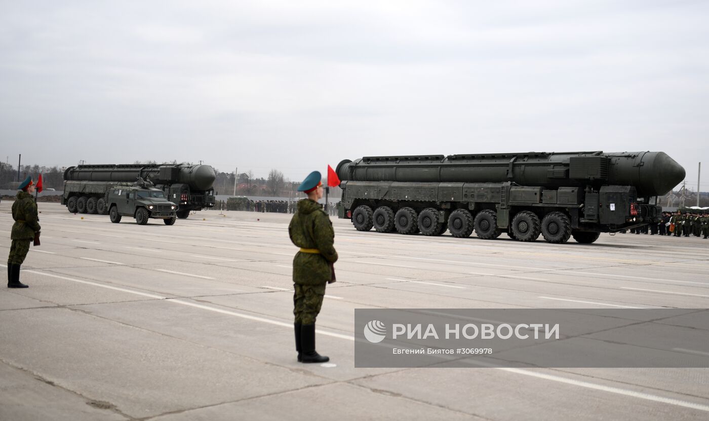 Совместные тренировки сводного парадного расчета, механизированной колонны и авиации Парада Победы