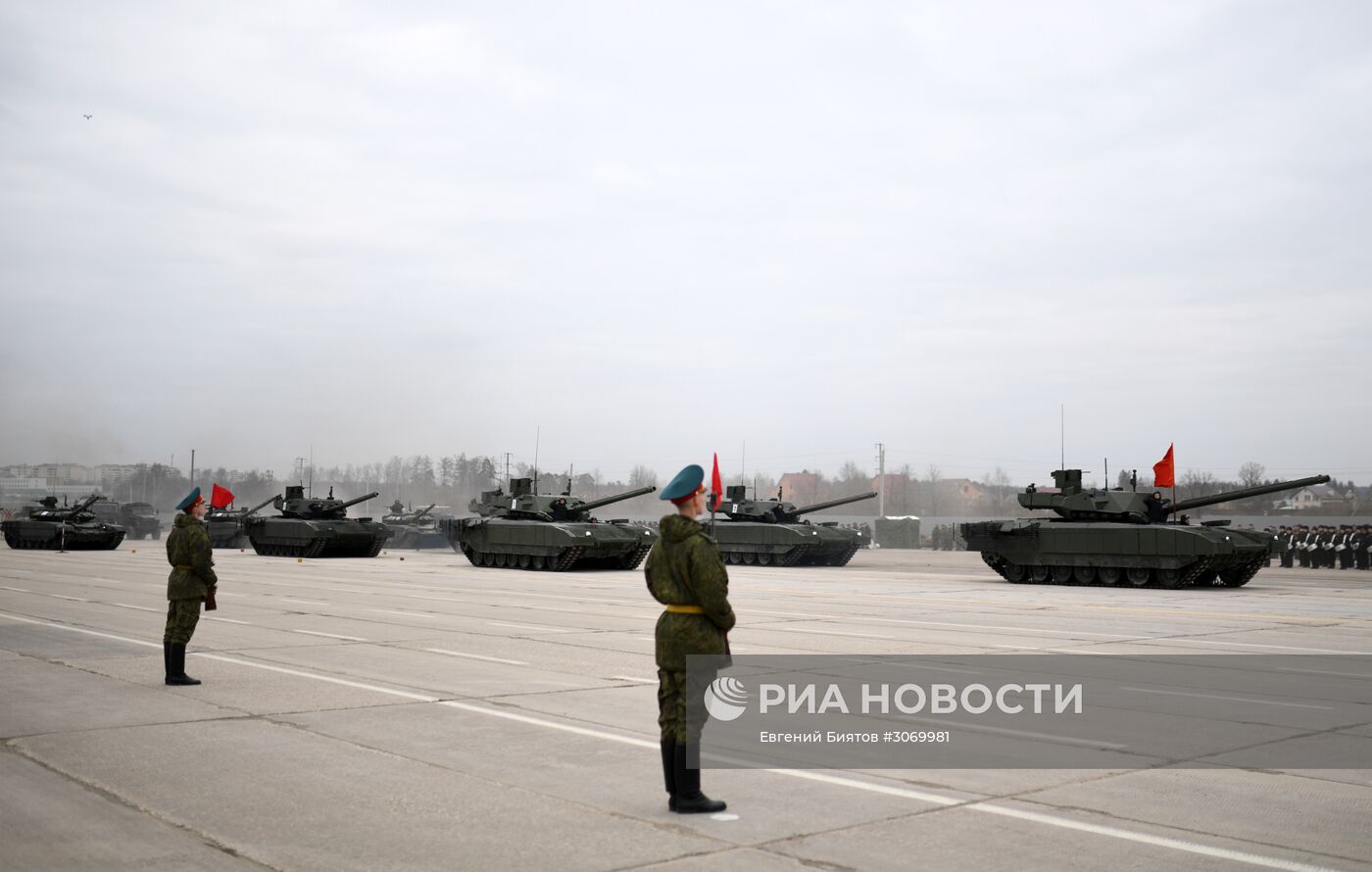 Совместные тренировки сводного парадного расчета, механизированной колонны и авиации Парада Победы