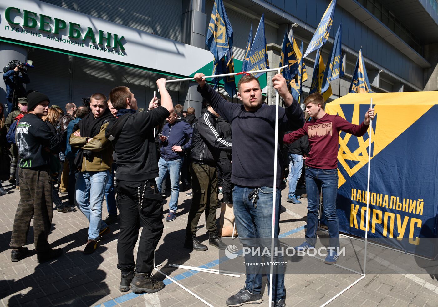 Акции радикалов у украинских филиалов Сбербанка