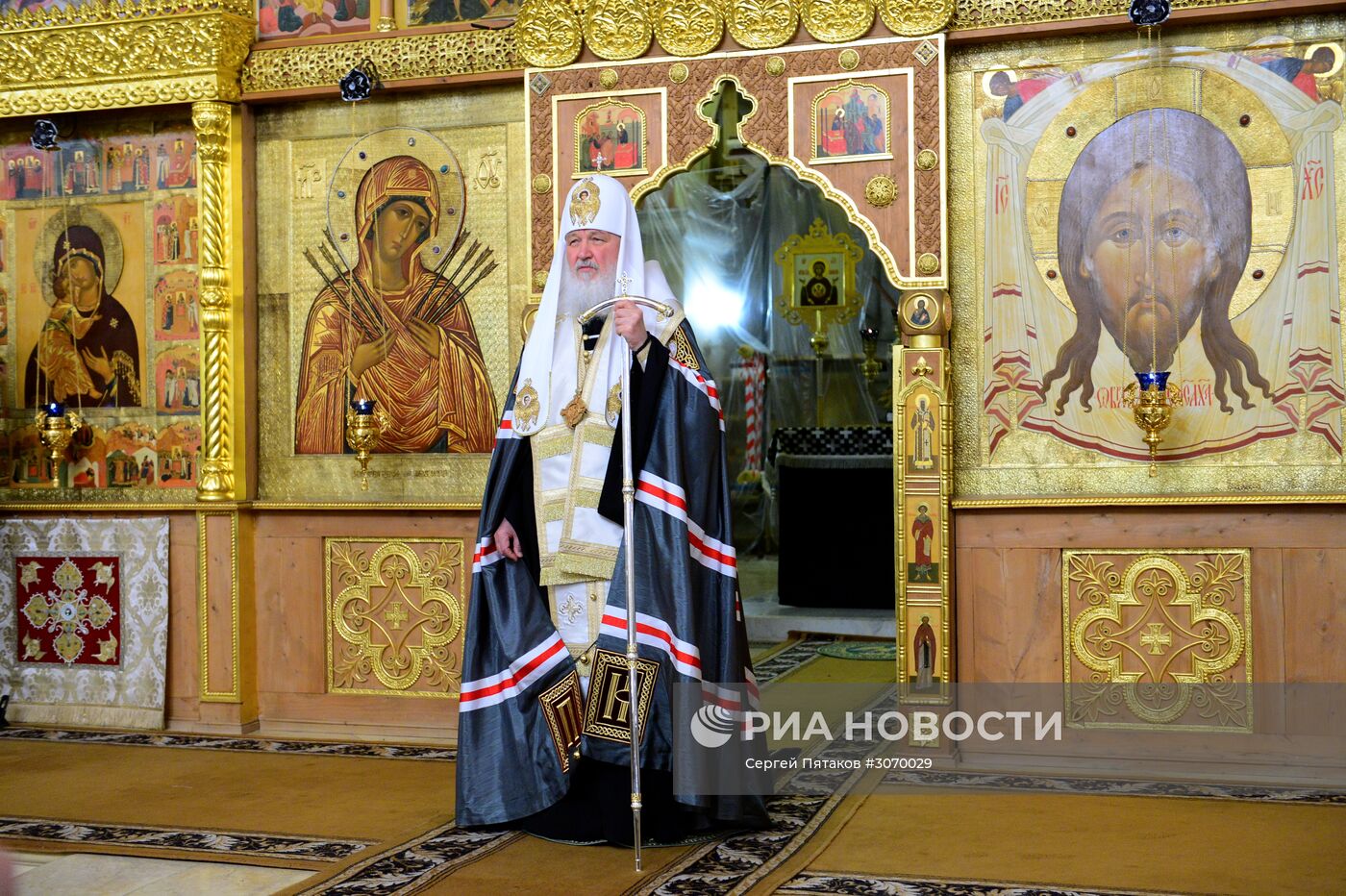 Молебен на начало чина мироварения в Малом соборе Донского монастыря