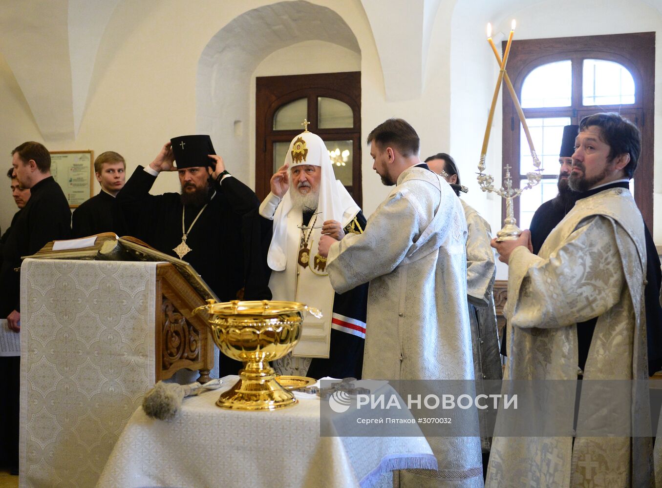 Молебен на начало чина мироварения в Малом соборе Донского монастыря