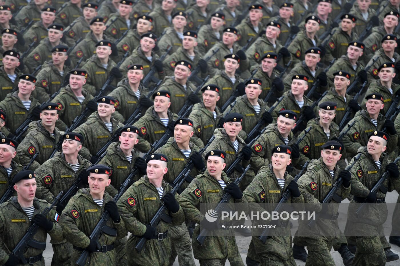 Совместные тренировки сводного парадного расчета, механизированной колонны и авиации Парада Победы