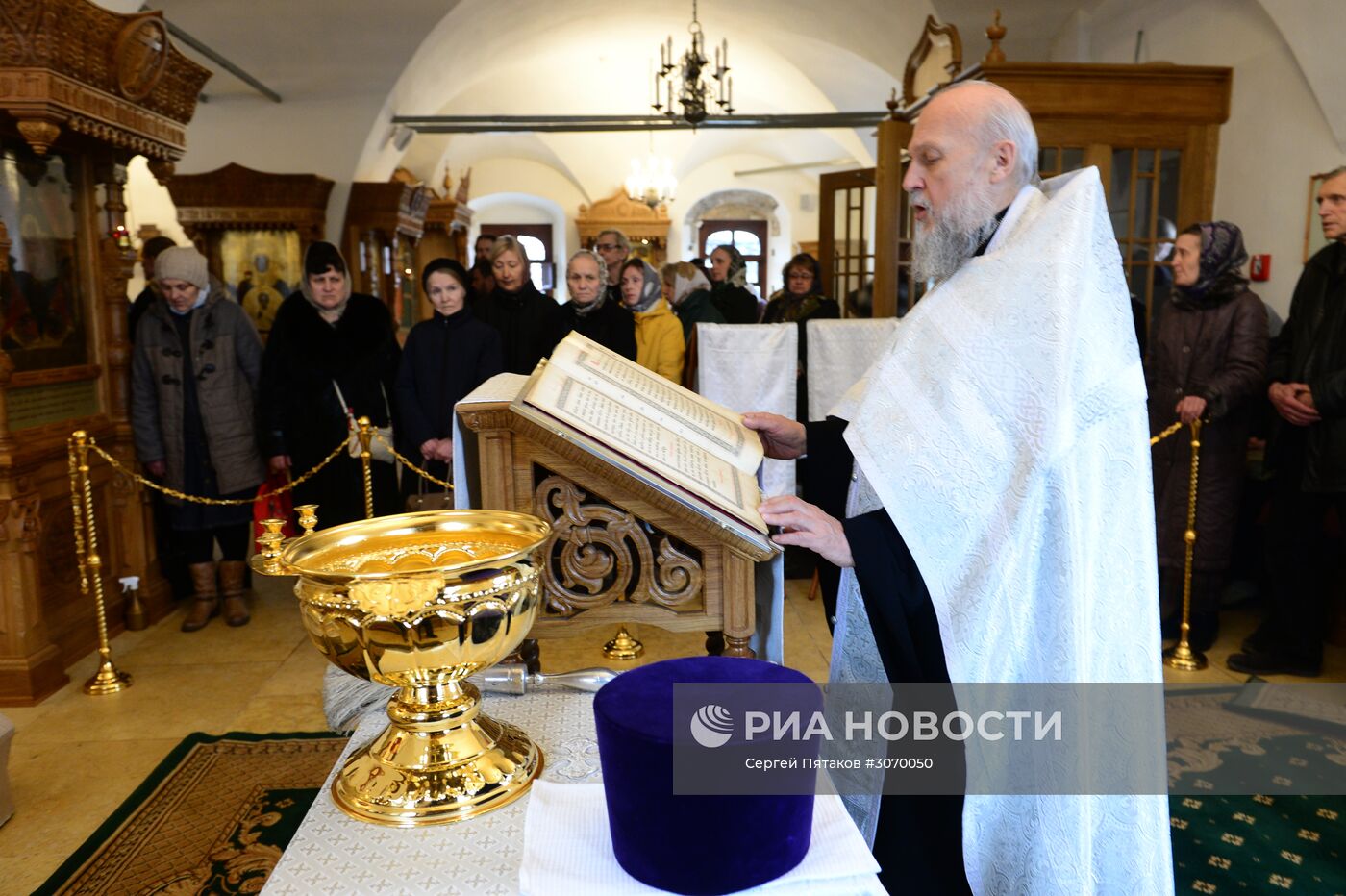 Молебен на начало чина мироварения в Малом соборе Донского монастыря