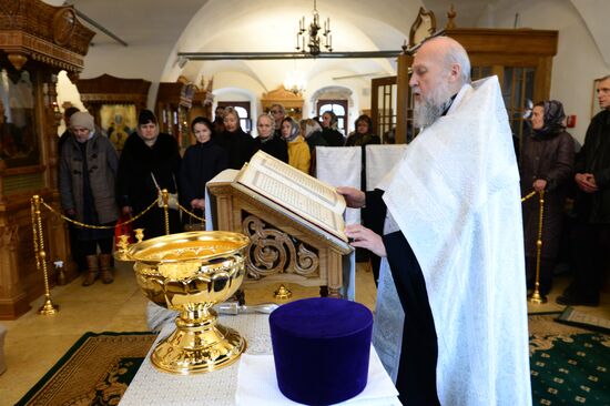 Молебен на начало чина мироварения в Малом соборе Донского монастыря